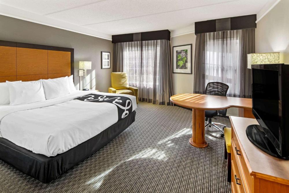 King Room with Mini Fridge interior